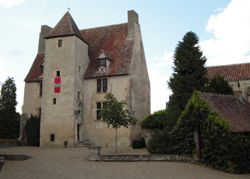 Chateau de pouzy mesangy 03 b